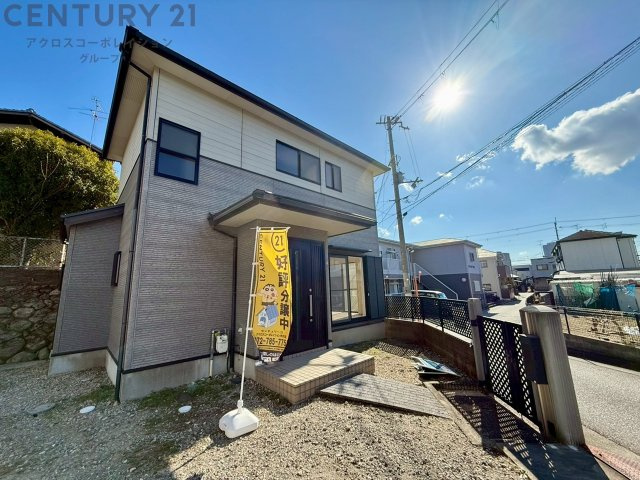 周辺は落ち着いた雰囲気の街並みで公園や文化施設が身近にあり子育て環境良好です。土地面積は約65坪と広々としており車庫はなんと5台駐車可能です。