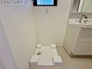 洗濯物の仕分け作業がしやすく、整理整頓が容易になります。洗濯音や湿気を他の部屋に持ち込まず、生活環境を快適に保ちます。上部を活用すれば収納スペースを確保でき洗剤や洗濯用品の整理もしやすくなります。