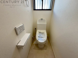 温水洗浄便座付トイレは温水洗浄機能により、暖かい水でおしりを洗浄することができ、冷たい水を使う従来の便座に比べ、温水洗浄機能で暖かいトイレを提供し、快適な使用を可能にします。