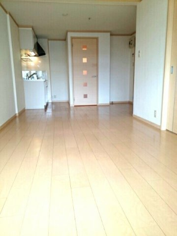 ペアハイツ三鷹Ｂの居間・リビング|ゆったり過ごせる居間です