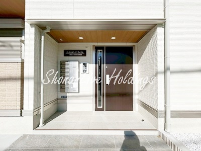 茅ヶ崎市東海岸北２丁目のアパートのエントランス