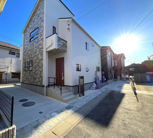 川口市安行領家　新築分譲　全３棟の外観|◎時代の流れに惑わされないシックなカラートーンで街並みに溶け込む外観。