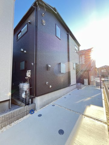 川口市安行領家　新築分譲　全３棟の外観|◎時代の流れに惑わされないシックなカラートーンで街並みに溶け込む外観。