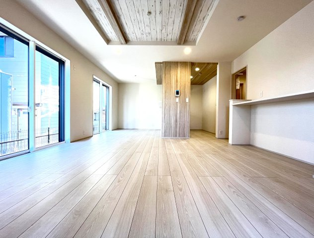 川口市安行領家　新築分譲　全３棟の居間・リビング|◎明るい光が射し込む、広々リビングダイニング。和室開放で２２帖の広々大空間に早変わり！