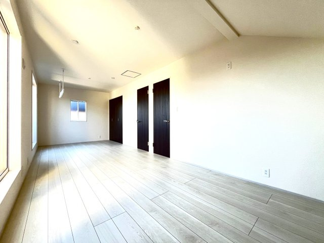 川口市安行領家　新築分譲　全３棟の洋室|◎開口部が広く、たくさんの陽を取れ入れます。窓を開ければ気持ちのよい風が舞い込んできて開放的な空間を演出。