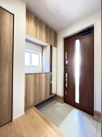 川口市安行領家　新築分譲　全３棟の玄関|◎玄関がいつも片付くミラー付きシューズボックス。　全身のコーディネートや身だしなみのチェックに役立ちます♪