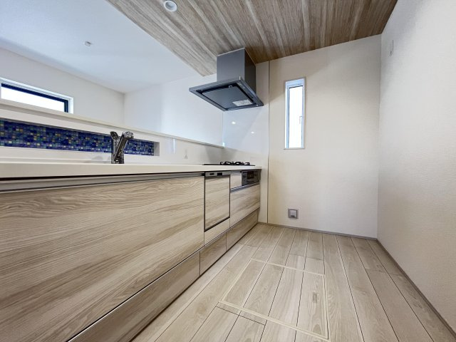 川口市安行領家　新築分譲　全３棟のキッチン|◎洗い物の時間短縮！家事のお助け設備。多くの食器が洗えて節水効果もある、ビルトインタイプの食器洗い乾燥機付き