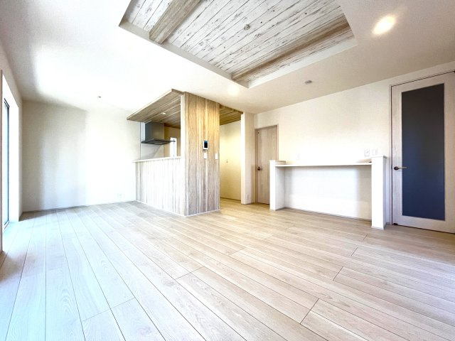 川口市安行領家　新築分譲　全３棟の居間・リビング|◎飽きのこないナチュラルなデザイン空間！どんな家具でも相性抜群(^^)♪ほっと一息つけるような、落ち着いた雰囲気のお部屋です♪