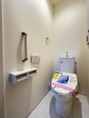 川口市安行領家　新築分譲　全３棟のトイレ|◎1・2階にトイレあり。階段を降りなくてもいいので、高齢者の方も便利です