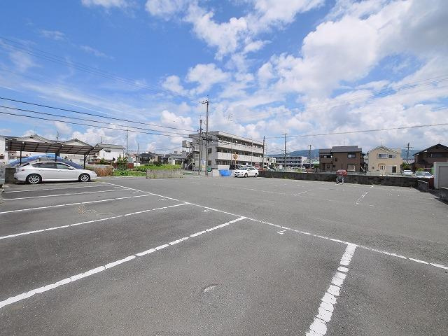 ラポールの駐車場|車をお持ちの方に嬉しい駐車場付きの物件です