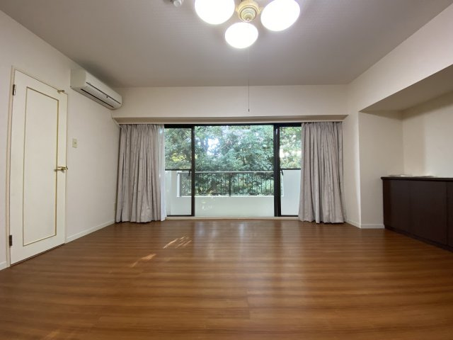 ライオンズマンション熱海マリンビューの洋室|左側扉はウォークインクローゼット