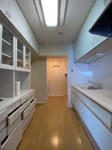 ライオンズマンション熱海マリンビューのキッチン|奥に洗濯置き場