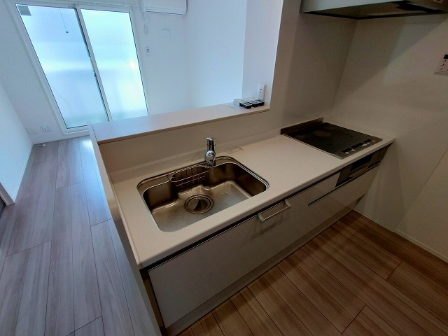 神戸市兵庫区三川口町１丁目のアパートのキッチン|システムキッチン（IH3口）