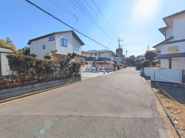 狭山市柏原13期全1棟　新築戸建の前面道路含む現地写真