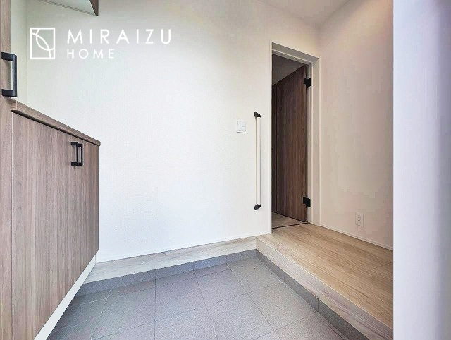 【玄関】 | 永く住むからこそシンプルで飽きのこないデザインに。ただいま、おかえりの温かな声が聞こえる玄関。