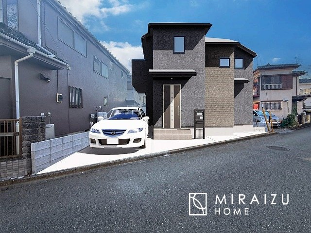 【外観】 | 青く澄み渡った綺麗な空と、陽の光をたっぷりと受ける、そんな新築住宅で新生活をスタートしてみませんか？※実際の写真に外観パースを重ねたCG画像です。