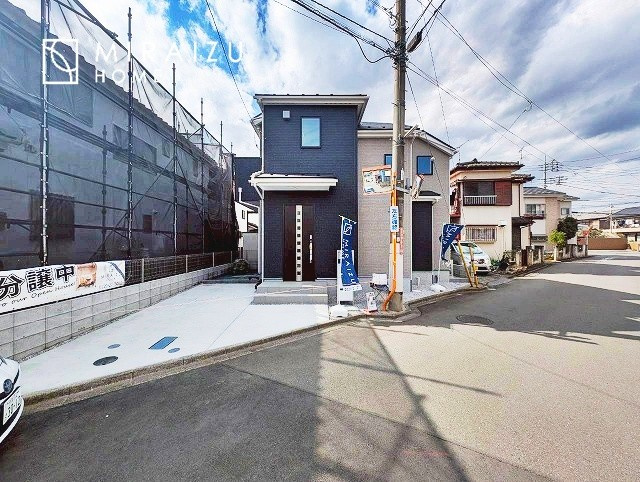 【外観】 | 青く澄み渡った綺麗な空と、陽の光をたっぷりと受ける、そんな新築住宅で新生活をスタートしてみませんか？※実際の写真に外観パースを重ねたCG画像です。