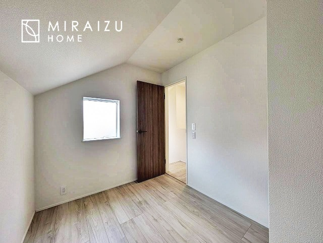 【洋室】 | 暮らしやすさを考えたプランで快適な現地ロケーションを実現。安らぎに満たされる、ゆとりのある日々を過ごせます♪