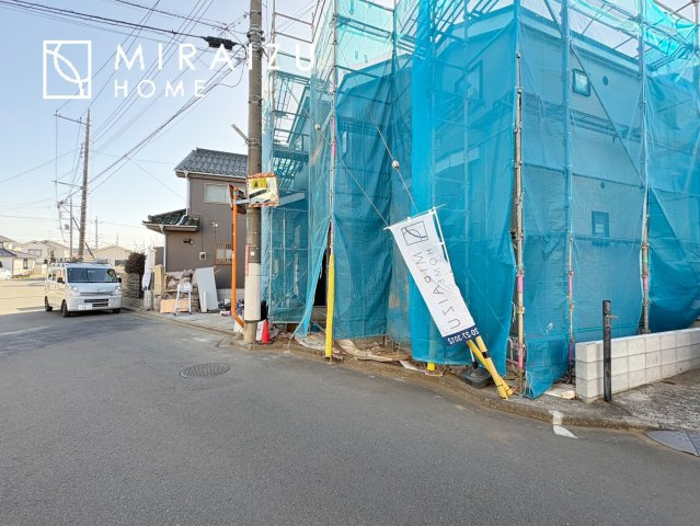 【前面道路含む現地写真】 | 青く澄み渡った綺麗な空と、陽の光をたっぷりと受ける、そんな新築住宅で新生活をスタートしてみませんか？見学・ご相談等、ミライズホーム(株)までお気軽にご連絡下さい♪
