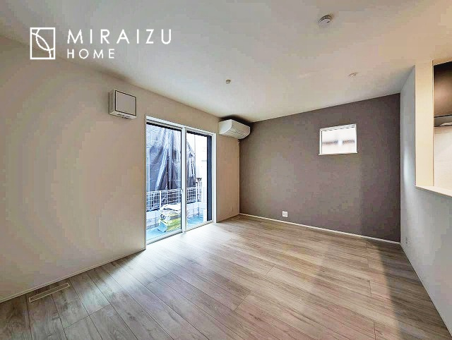 【居間・リビング】 | 窓が多いと温かな太陽の光と心地いい風が室内へと入ります。家族が集まるリビングは明るく過ごしやすいつくりです。窓が多いお家は住みやすい証です。