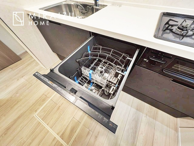 【キッチン】 | 広々としたキッチンは大きな深型シンク、3口コンロ、換気扇、大きなお鍋から小物まで取り出しやすさを考えられた引き出し収納の付いたシステムキッチンです。