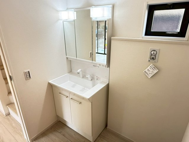 川越市むさし野2期　新築一戸建て　1号棟の独立洗面台|朝の支度にも助かる、独立の洗髪洗面化粧台