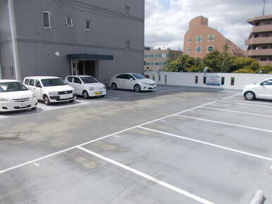 第一幸喜ビルの駐車場