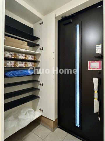 江戸川区下篠崎町新築分譲住宅の玄関|【玄関】玄関には大型のシューズクローゼットを設置しておりますのでいつでもスッキリりとした空間を保てます。玄関周りを清潔に使うのはとても大事なことですよね。