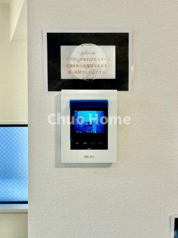 江戸川区下篠崎町新築分譲住宅のセキュリティ|【モニターホン】誰が来たかすぐにわかるカラーモニター付きインターホン。通話ボタンを押すまでは室内の音は漏れていませんので相手を確かめてから応対できます。