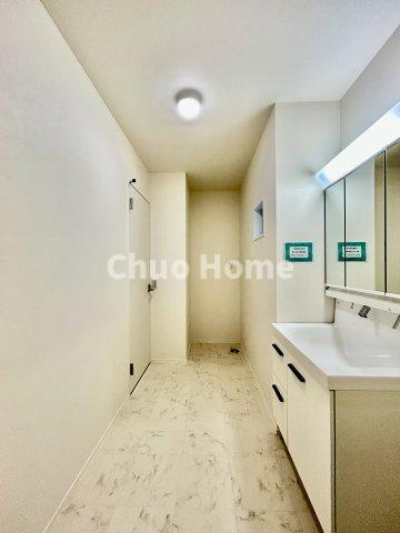 江戸川区下篠崎町新築分譲住宅の脱衣所|【洗面所】明るい洗面所は朝をすっきりさせてくれる空間です。バタバタしている忙しい朝でも収納が多い洗面台では短い時間で効率良く支度ができます。