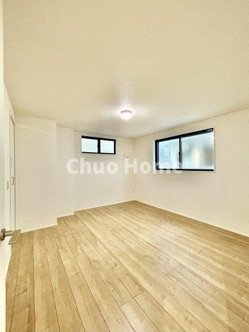 江戸川区下篠崎町新築分譲住宅の洋室|【洋室】快適に過ごす条件は、一人ひとり違います。だからこそ飾り過ぎないシンプルな内装と偏り過ぎないデザインで統一しております。居住していく中でオーナー様だけの【マイホーム】に創り上げて下さい