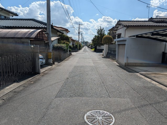 三沢　5LDK中古一戸建住宅の駐車場|北側からみた西側道路です。