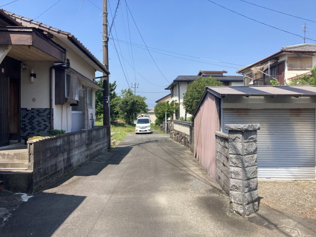 国分（白川）戸建ての前面道路含む現地写真|前面道路は私道（但し書道路）持分はありません。