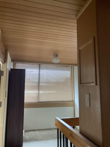 国分（白川）戸建ての内装|ホール天井は木調。窓も大きく明るく雰囲気良くなっています。