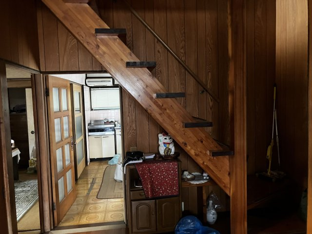 国分（杜田）戸建ての玄関|玄関ホール正面の階段