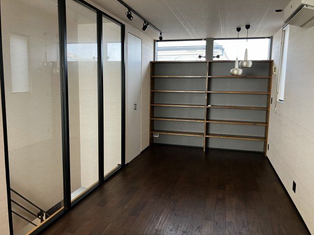 国分戸建（モデル）の居間・リビング|階段側のガラスウォールが広々と感じさせてくれます