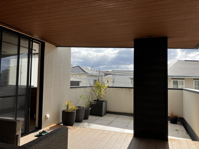 国分戸建（モデル）のバルコニー|約20帖はある屋根付きバルコニーは第二のリビングとして活用。
