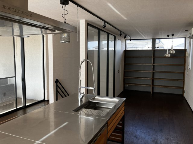 国分戸建（モデル）の居間・リビング|キッチンからリビング、階段、バルコニーと連続した独特な雰囲気