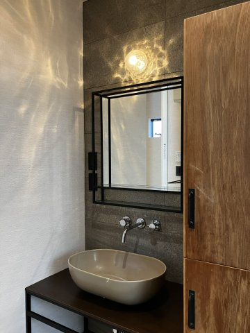 国分戸建（モデル）の独立洗面台|シンプルでオシャレな洗面化粧台。棚も多くなってます。