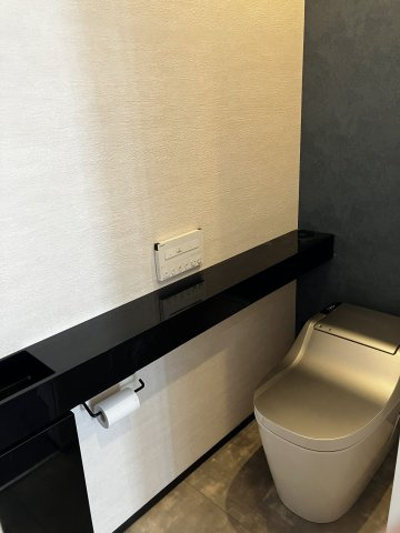 国分戸建（モデル）のトイレ|２階トイレ。タンクレスで手洗い器別です。