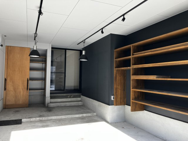 国分戸建（モデル）のその他|インナーガレージも広々で、収納棚等も充実