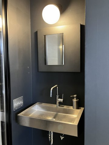 国分戸建（モデル）の設備|インナーガレージにも手洗いがあり作業後の手洗いも楽々