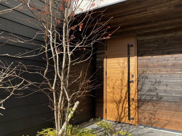 国分戸建（モデル）の玄関|玄関は電子錠のダブルロック。