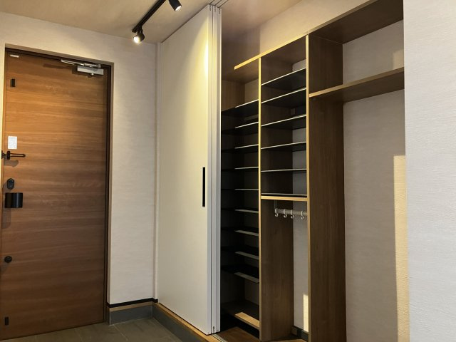 国分戸建（モデル）の収納|玄関横の大容量シューズクローク。玄関廻りもスッキリ。