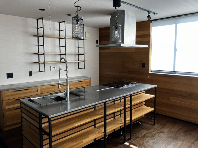 国分戸建（モデル）のキッチン|アイランドキッチンで使い勝手の良い回遊動線を確保