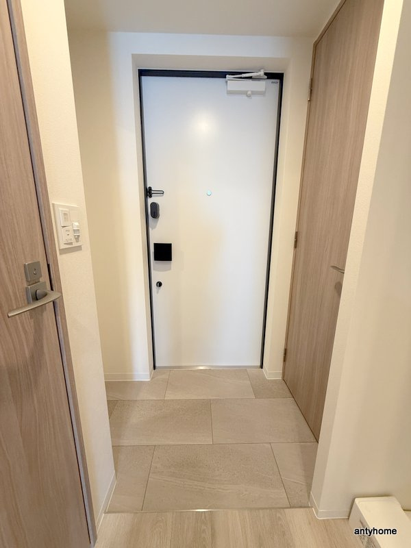 コンフォリア・リヴ本町WEST Ｑ　仲介手数料無料の玄関