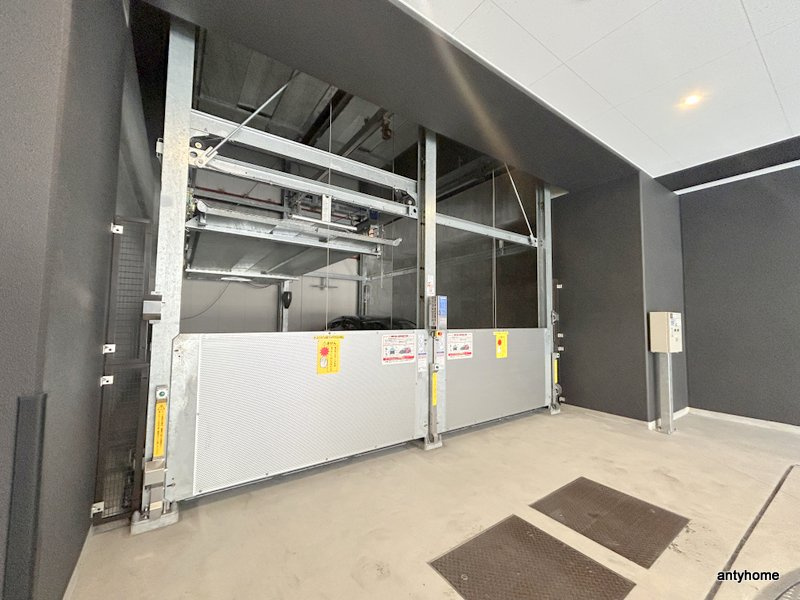 コンフォリア・リヴ本町WEST Ｑ　仲介手数料無料の駐車場