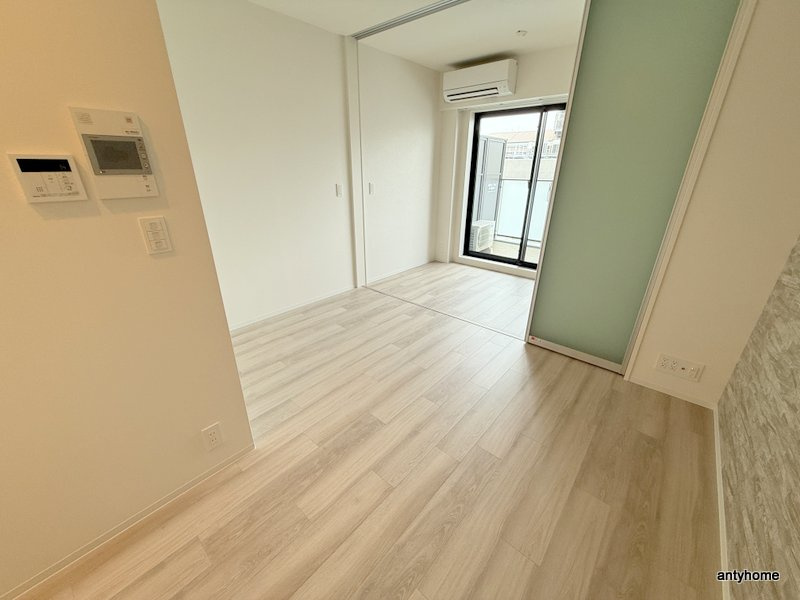 コンフォリア・リヴ本町WEST Ｑ　仲介手数料無料の居間・リビング