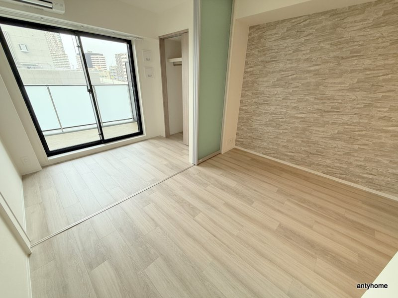 コンフォリア・リヴ本町WEST Ｑ　仲介手数料無料の居間・リビング