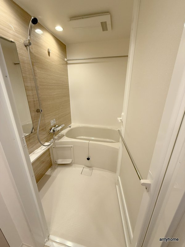 コンフォリア・リヴ本町WEST Ｑ　仲介手数料無料の浴室